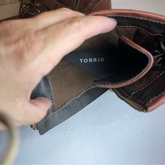 NEW ! Ladies size 6.5 Torrid Rose Embossed Combat Boots - Brown Faux Leather - Picture 10 of 16